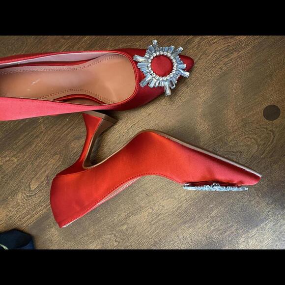 Elegant Red Satin Heels with Crystal Embellishments - Picture 4 of 7